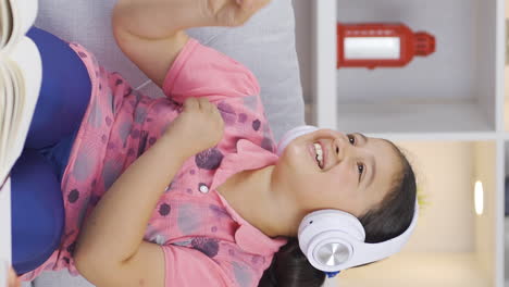 Vertikales-Video-Eines-Mädchens,-Das-Zu-Hause-Mit-Kopfhörern-Musik-Hört